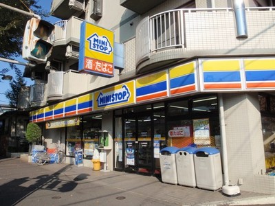 Convenience store. MINISTOP up (convenience store) 140m