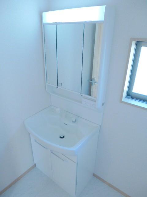 Wash basin, toilet. Wash