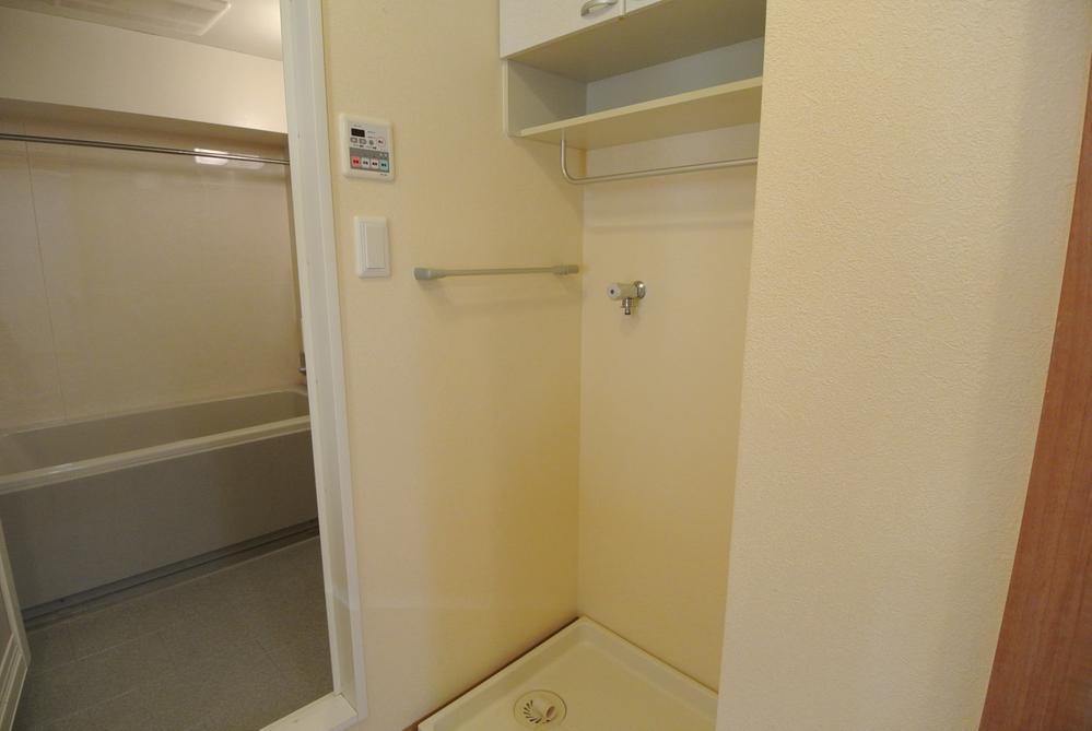 Wash basin, toilet. Interior