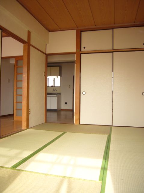 Living and room. It settles down Japanese-style room