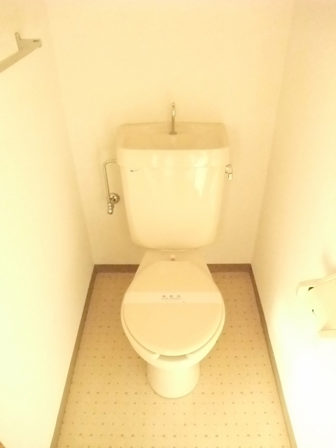 Toilet. Towel rack ・ There is an upper storeroom