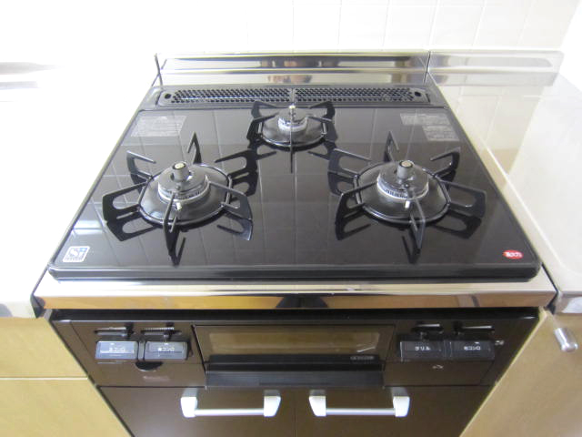 Kitchen. Drop-in stove