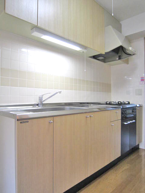 Kitchen. Drop-in with stove