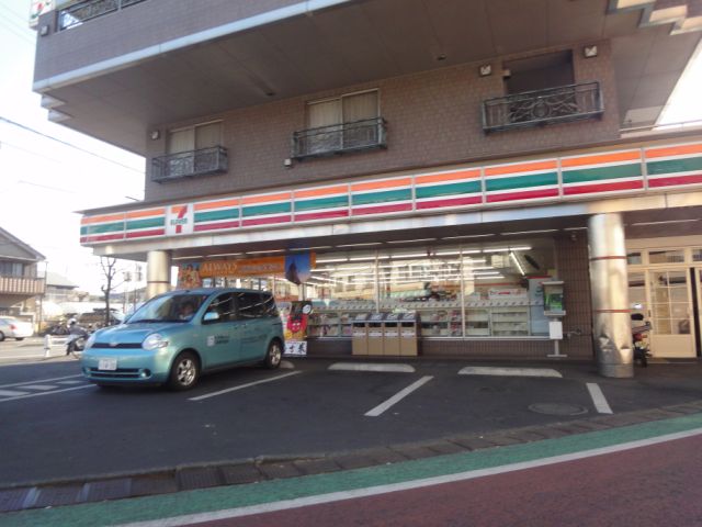 Convenience store. 300m to Seven-Eleven (convenience store)