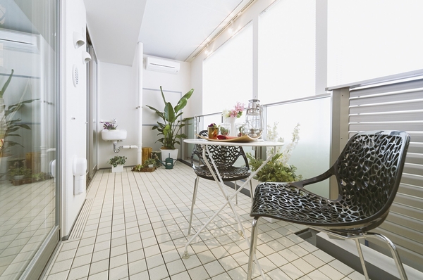  [Slop sink balcony] The balcony of the spacious south, Cleaning of cleaning and balconies of athletic shoes, Convenient to watering flowers "slop sink", Equipped with a "green curtain hooks (green curtain contract bidder installation)"