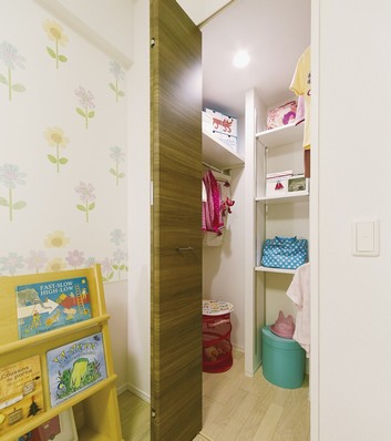  [Walk-in closet] Selectively used by the length of the clothes of length "1-stage ・ Two-stage hanger pipe ", You can change the height "movable shelf", Things easy to find at night "Down Light", etc., It is highly functional storage