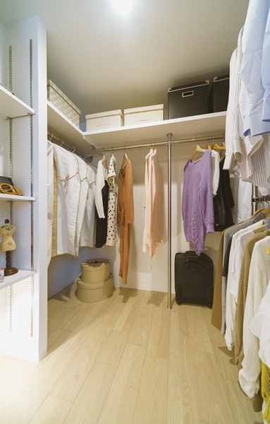  [Super walk-in closet] Large storage with ensured wide enough to have clothes inside. "1-stage ・ Two-stage hanger pipe "" movable shelf, "" Down Light "," outlet ", etc., Each week various devices that make it easier to organize your clothes class