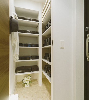  [Shoes closet] Plenty of storage space the whole family of shoes. Since it is out while wearing shoes, Shoes, of course stroller and children's play equipment, It can also be accommodated and outdoor goods
