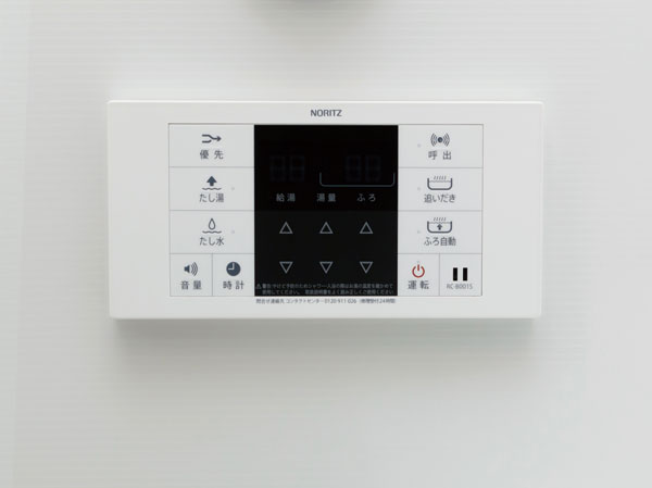 Bathing-wash room.  [Otobasu] Otobasu system that automatically progress from hot water lined up to keep warm (with Reheating function). It can be operated from the remote control of the kitchen and bathroom.