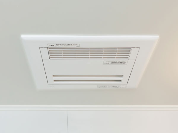 Bathing-wash room.  [Bathroom ventilation heating dryer] Convenient to the dry season of laundry on a rainy day and pollen. It is also effective in suppressing the occurrence of mold. Preliminary heating function ・ Also it comes with a 24-hour ventilation system.