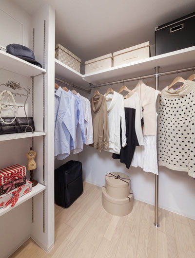 Interior.  [Super walk-in closet] Such as clothing and seasonal items for the whole family will fit in comfortably. Adjustable shelves and two-stage hanger pipe, Outlet, etc., I ingenuity. (Part dwelling unit)