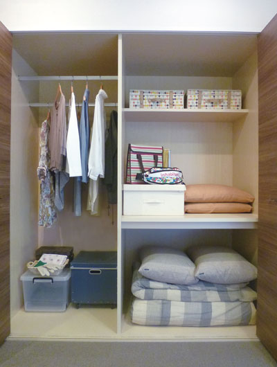 Interior.  [Futon closet] Width can be stored a futon ・ The depth, Ensure in the design of the millimeter does not go out of waste. Hanger pipe for clothing also installed, It was and storage that combines the closet and function of the closet. (Part dwelling unit) (indoor photo of the web is all A-type menu plan model room (free of charge ・ Which was taken the application deadline Yes), Part contains the paid option)