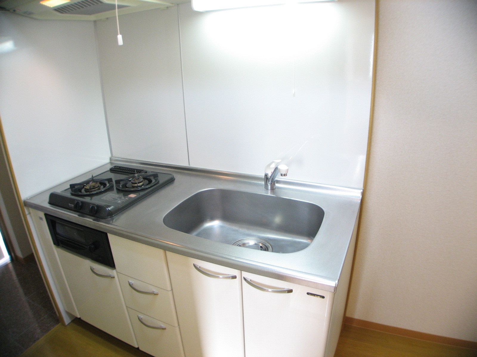 Kitchen. Sink spacious, Built-in stove. 