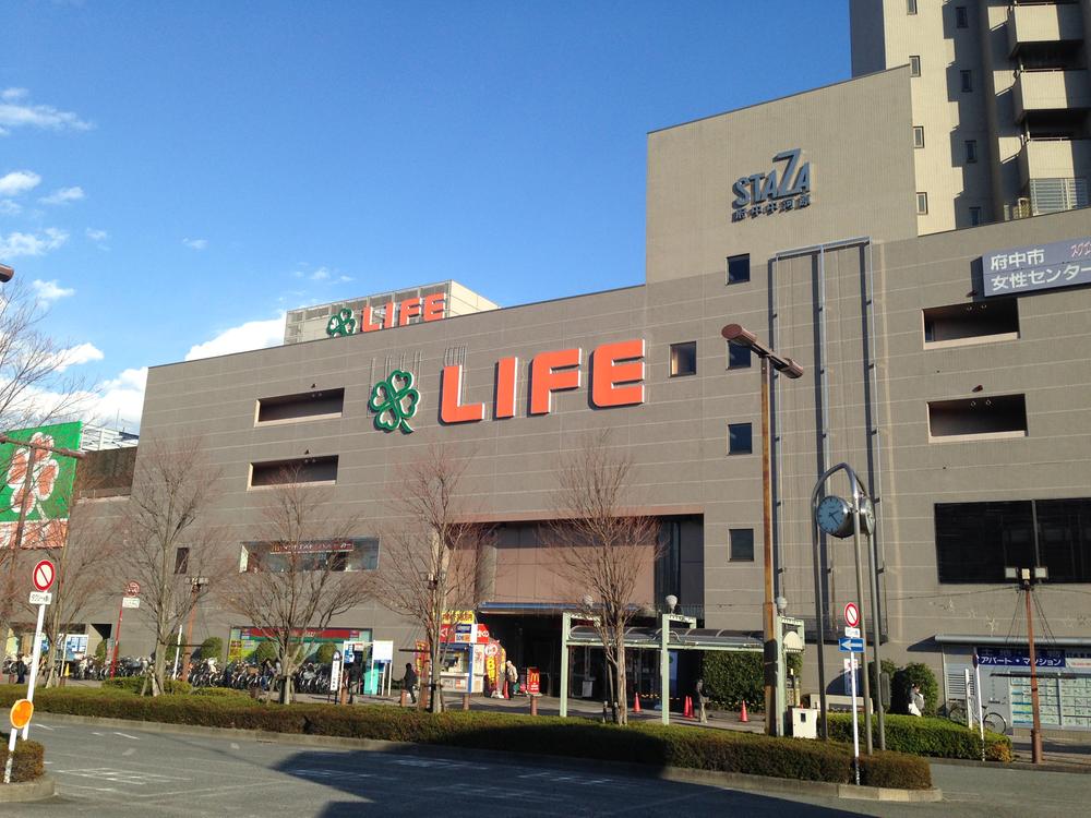 Supermarket. There is life from the subject real estate to about 150m (2 minutes walk).