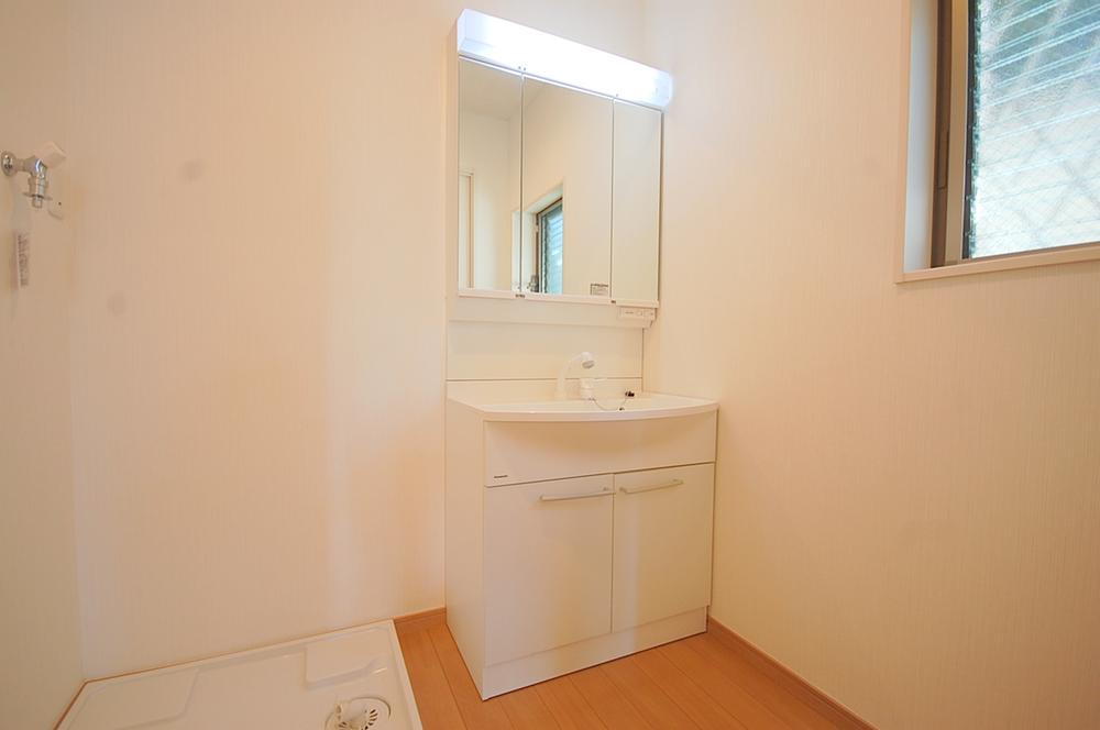 Wash basin, toilet. Interior