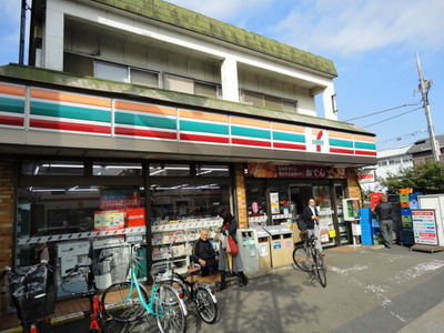 Convenience store. 450m to Seven-Eleven (convenience store)