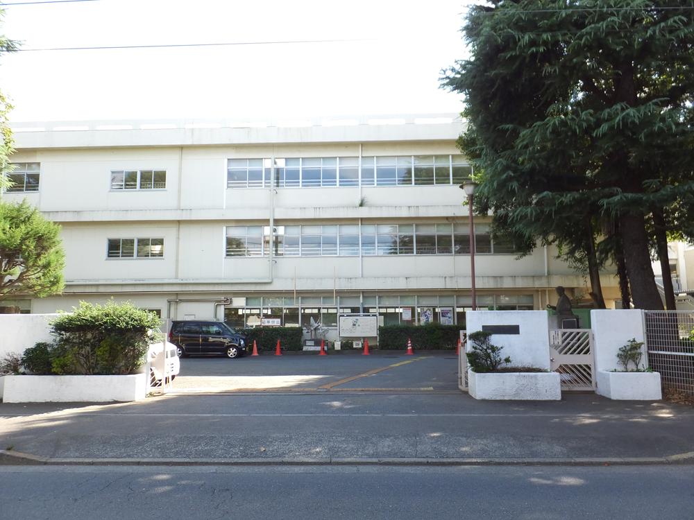 Primary school. 860m Showa to Fuchu Municipal sixth elementary school 30 years April 1,, Start as the first school that nascent Fuchu has been installed. Renovation of the school building as many as 10 times in founding 20 years have been made.