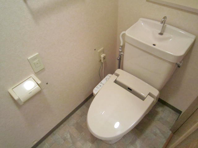 Toilet. Multi-function toilet seat installation