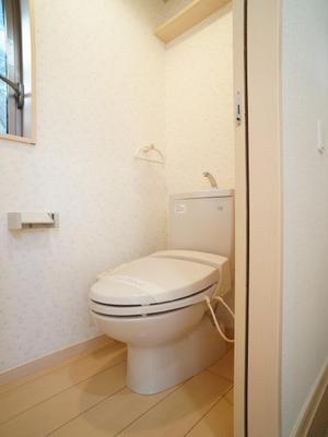 Toilet. With multi-function toilet seat