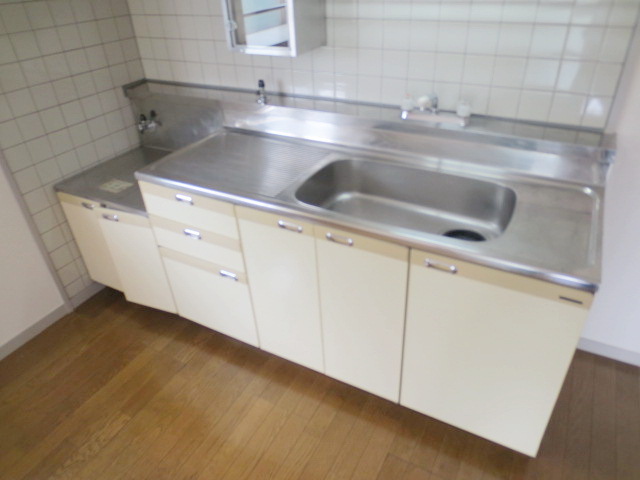 Kitchen. Two-burner stove is can be installed