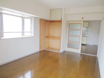 Living and room. It is with storage of Western-style ・ It is bright because the sun plug well