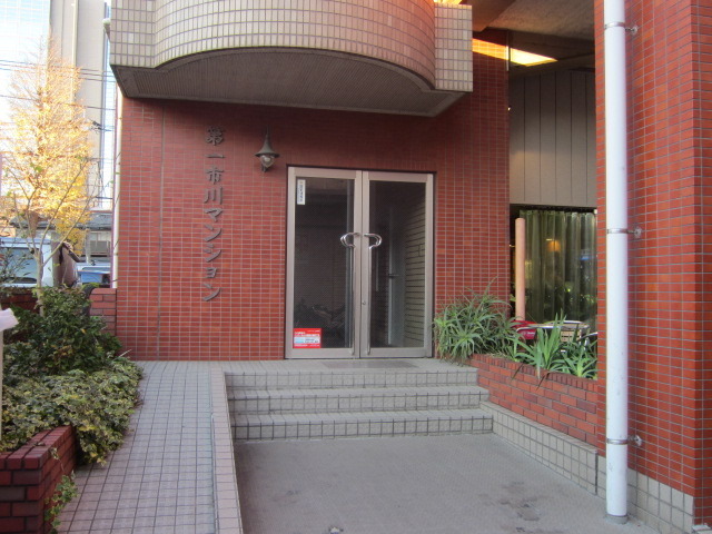 Entrance. Wide is the entrance