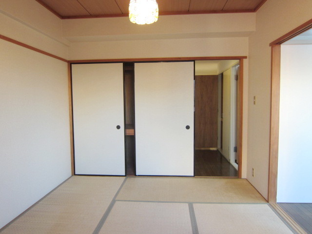 Other room space. Japanese-style room is a 6-quires of settle down space