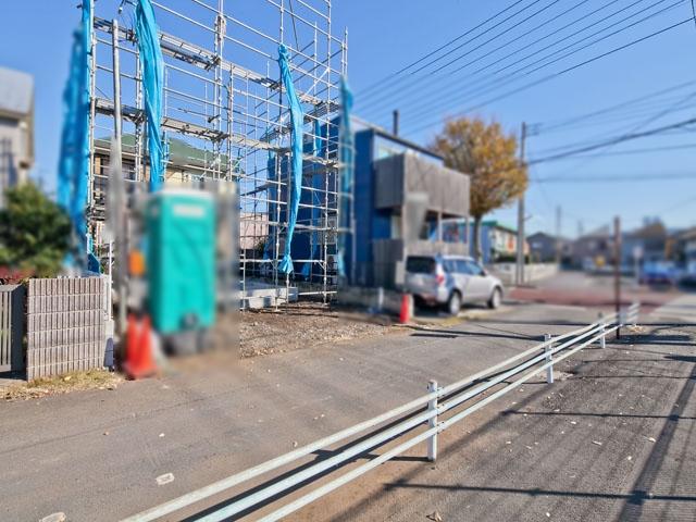 Local photos, including front road. Contact road situation