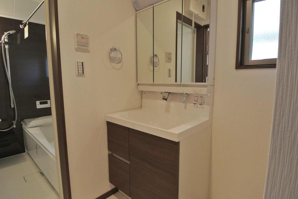 Wash basin, toilet. Interior