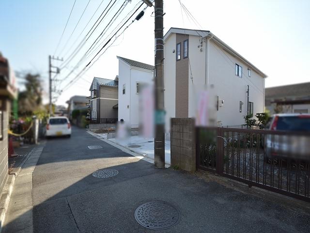 Local photos, including front road. Contact road situation