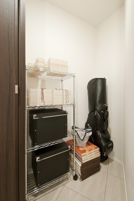 Near the entrance a storeroom (1). Golf bag, etc., Convenient storage of what used outside