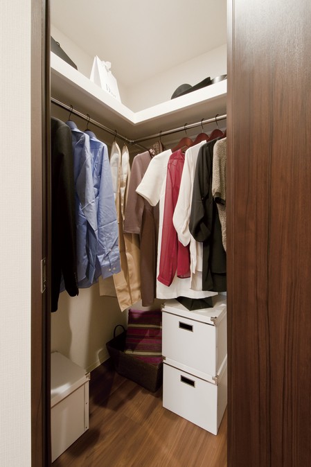 With the hanger pole in two directions, Walk-in closet that the storage capacity was UP