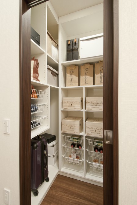 Installing a closet (2) of 2way of Western-style -LD in the Select Plan. It can also be used as a pantry