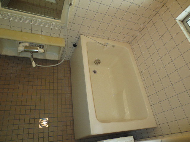 Bath. With window, Reheating bathroom