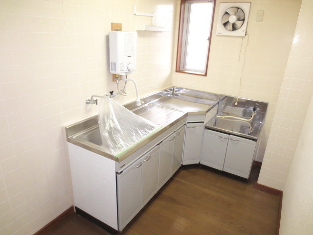 Kitchen. El-shaped kitchen ・ It is bright with a window