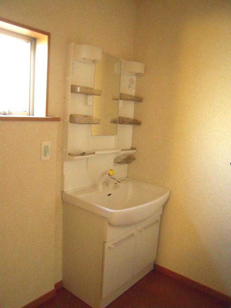 Wash basin, toilet. Indoor (11 May 2013) Shooting