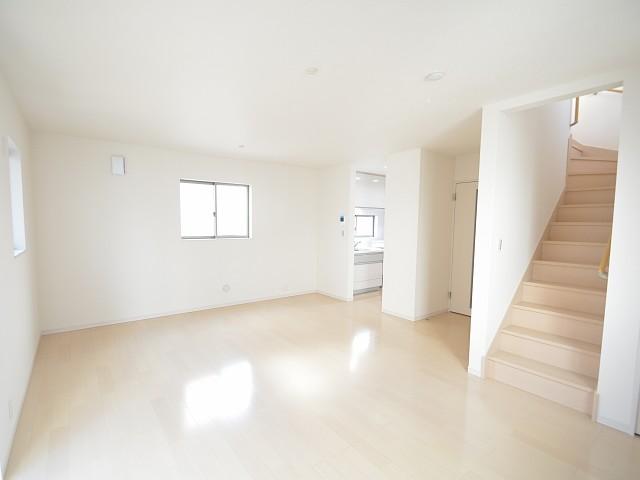 Living. Fuchu Yotsuya 1-chome 1 Building living