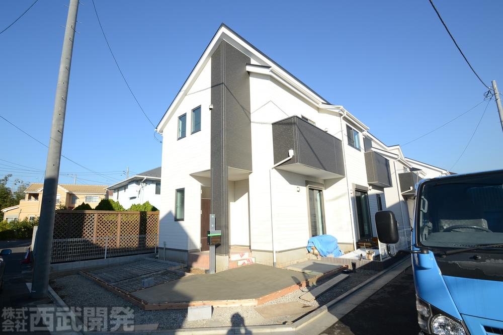 Local photos, including front road. Local (11 May 2013) Shooting O Building