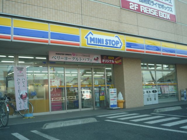 Convenience store. MINISTOP up (convenience store) 660m