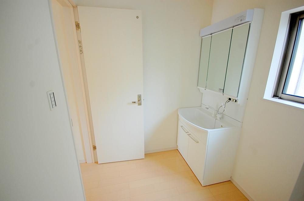 Wash basin, toilet. Local (September 2013) Shooting