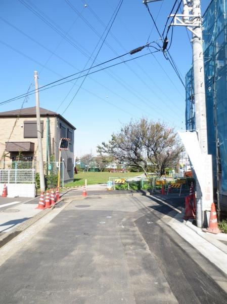 Local photos, including front road. Local front road