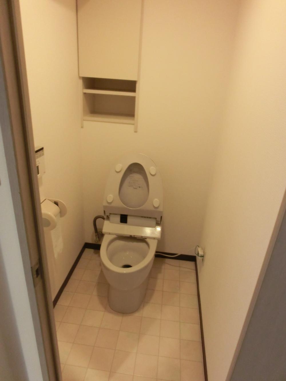 Toilet. Indoor (10 May 2013) Shooting