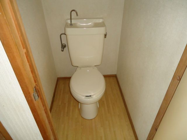 Toilet. bus ・ It is another toilet