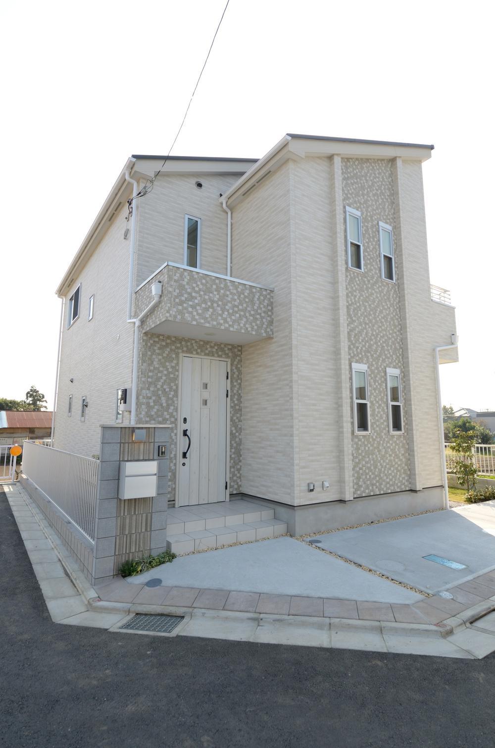 Building plan example (exterior photos). It has become a refreshing cityscape contains the development road. There model house