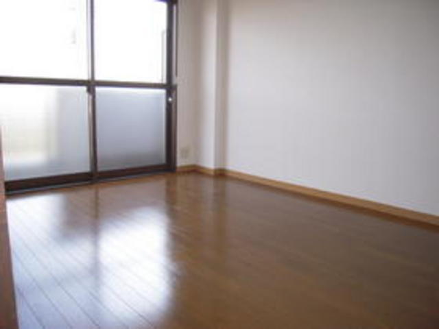 Living and room. 6 is a beautiful and bright Western-style tatami