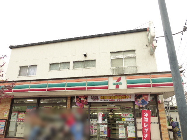 Convenience store. 250m to Seven-Eleven (convenience store)