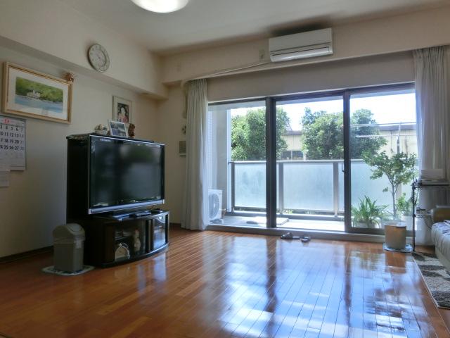 Living. Comfortable floor heating, Thermal insulation in pairs glass, Excellent sound insulation. Of course, no winter of condensation, Comfortable. Since there is a ceiling height, Relax with the feeling and spacious. Room (August 2013) Shooting