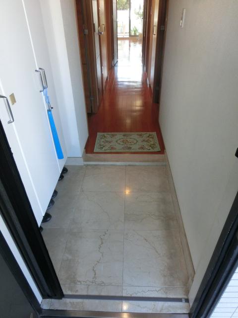 Entrance. Artificial marble adorn the feet and open the front door. There is a shoe box that is up to the ceiling on the left side, Storage There are a lot of.