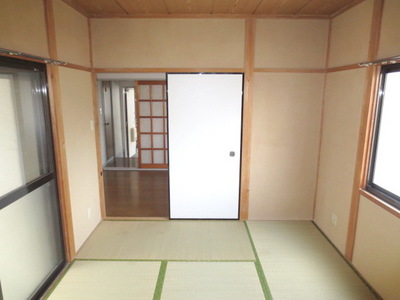 Other room space. Japanese-style room is also two-sided lighting