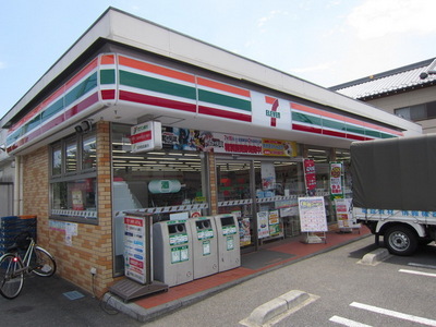 Convenience store. 650m to Seven-Eleven (convenience store)